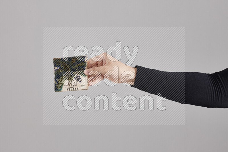 امرأة ترتدي عباءة سوداء تحمل أدوات فخارية مختلفة في أوضاع متعددة