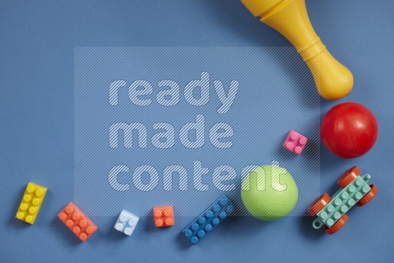 مكعبات بناء بلاستيكية وكرات وأوتاد بولينج على خلفيات ملونة مختلفة (ألعاب للأطفال)