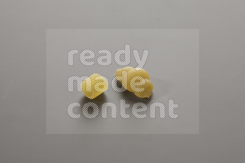 معكرونة خواتم مع أنواع أخري من المعكرونة علي خلفية رمادية