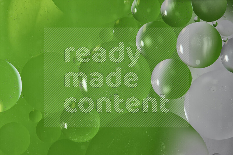 لقطات مقربة لفقاعات من الزيت على سطح الماء باللون الأبيض والأخضر