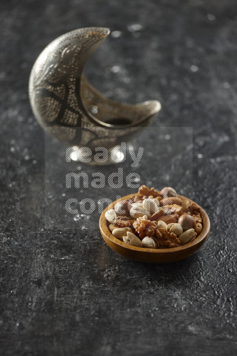 فانوس فضي مع مشروبات مختلفة وتمر ومكسرات وسبحة صلاة وقرآن على خلفية سوداء