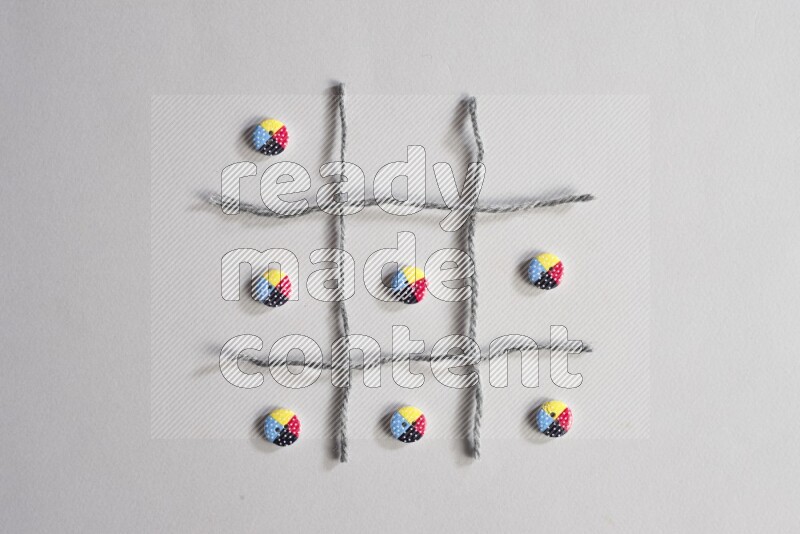 أزرار متعددة اﻷلوان موضوعة علي خلفية رمادية