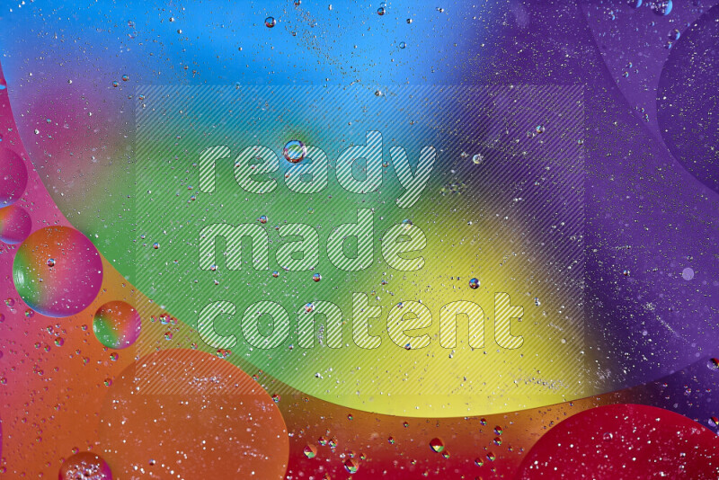 لقطات مقربة لفقاعات من الزيت على سطح الماء بألوان متنوعة