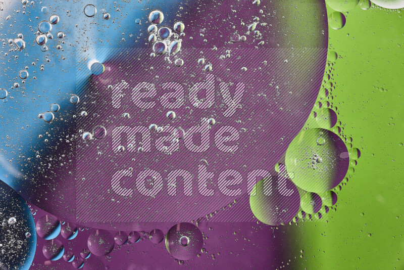 لقطات مقربة لفقاعات من الزيت على سطح الماء باللون الأرجواني والأخضر والأزرق