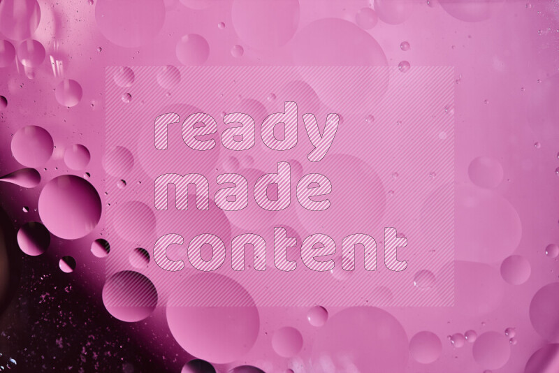 لقطات مقربة لفقاعات من الزيت على سطح الماء باللون الأرجواني والوردي