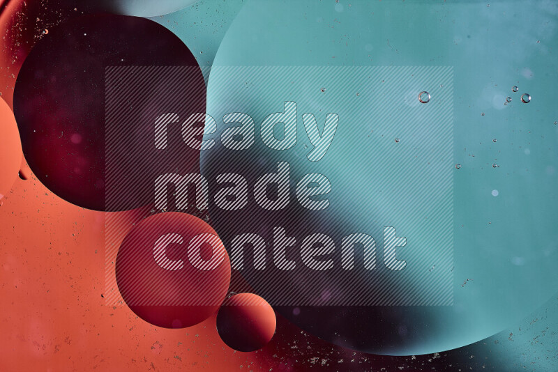 لقطات مقربة لفقاعات من الزيت على سطح الماء باللون الأخضر والبرتقالي