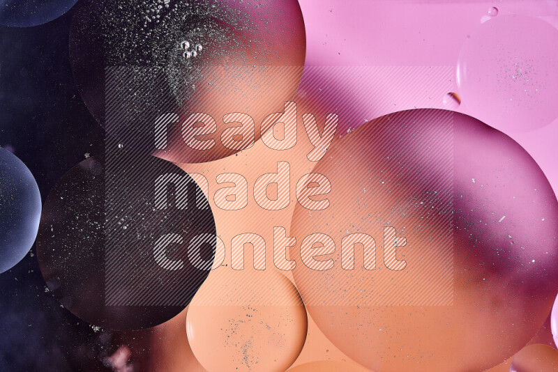 لقطات مقربة لفقاعات من الزيت على سطح الماء باللون الأزرق والبرتقالي والوردي