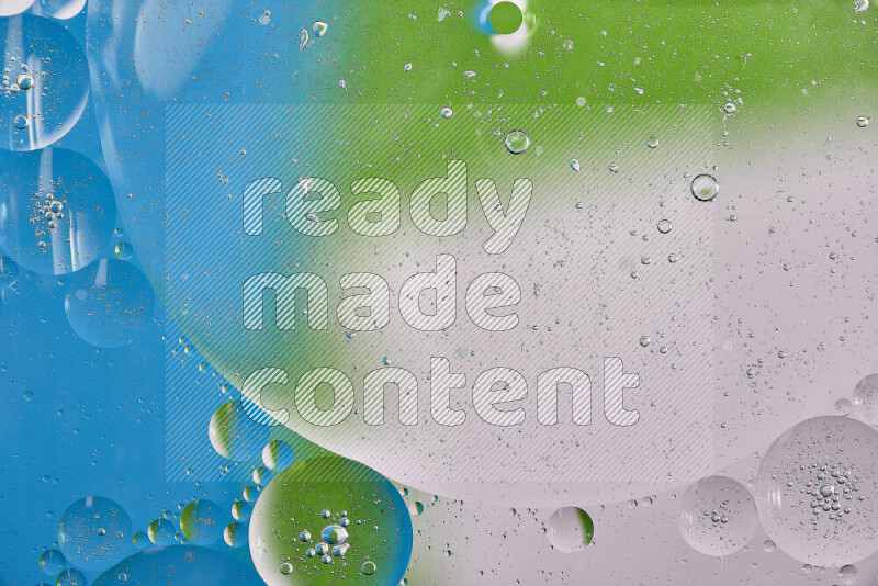 لقطات مقربة لفقاعات من الزيت على سطح الماء باللون الأبيض والأخضر والأزرق