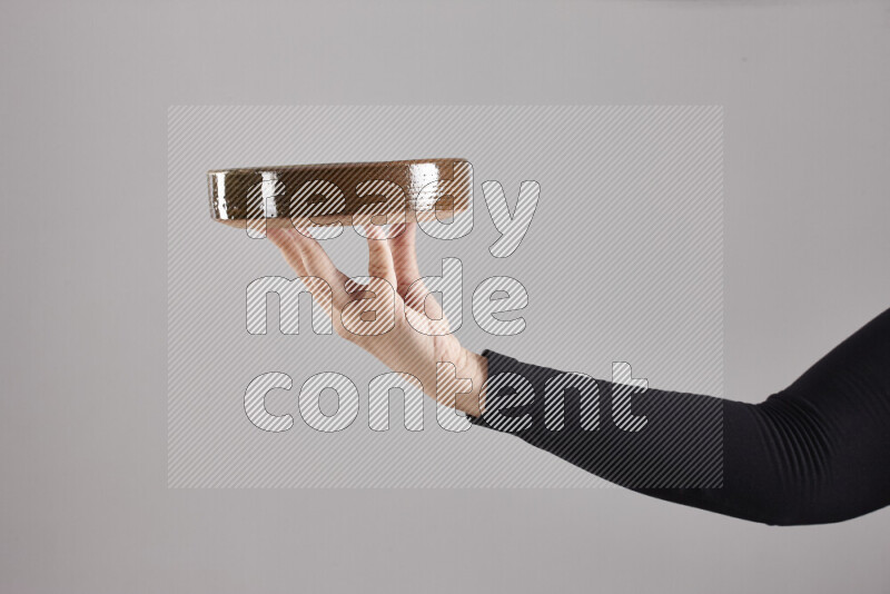 امرأة ترتدي عباءة سوداء تحمل أدوات فخارية مختلفة في أوضاع متعددة