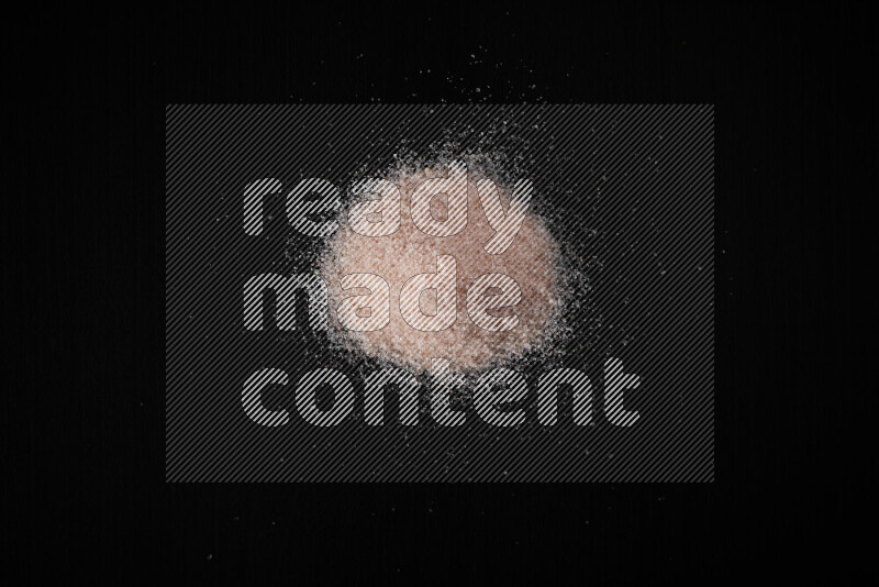 حفنة من ملح الهيمالايا الناعم على خلفية سوداء