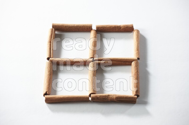 4 مربعات من أعواد القرفة فارغة علي خلفية بيضاء