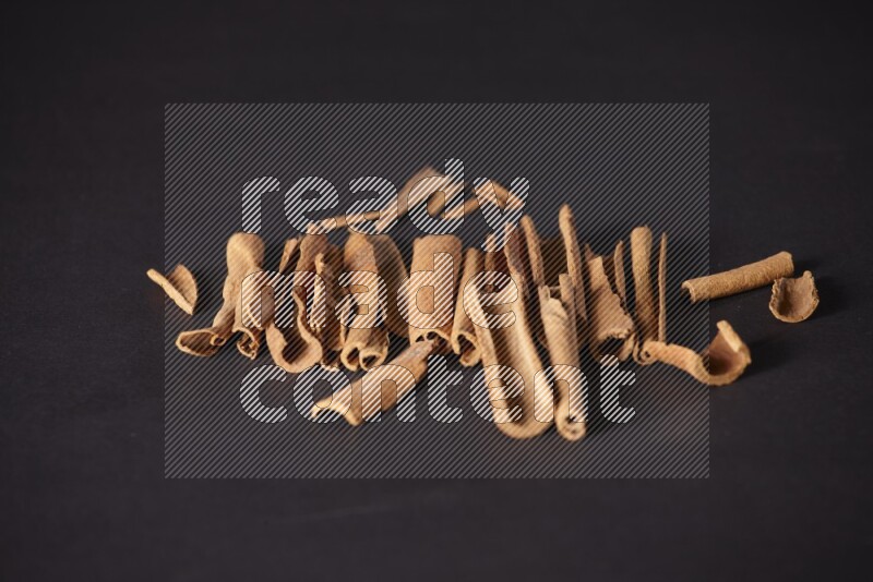 أعواد القرفة المكسورة علي خلفية سوداء