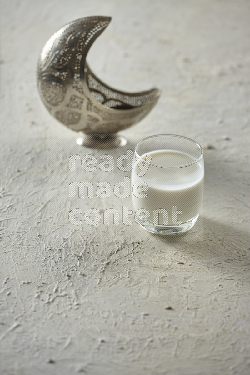 فانوس فضي مع مشروبات مختلفة وتمر ومكسرات وسبحة صلاة وقرآن على خلفية بيضاء