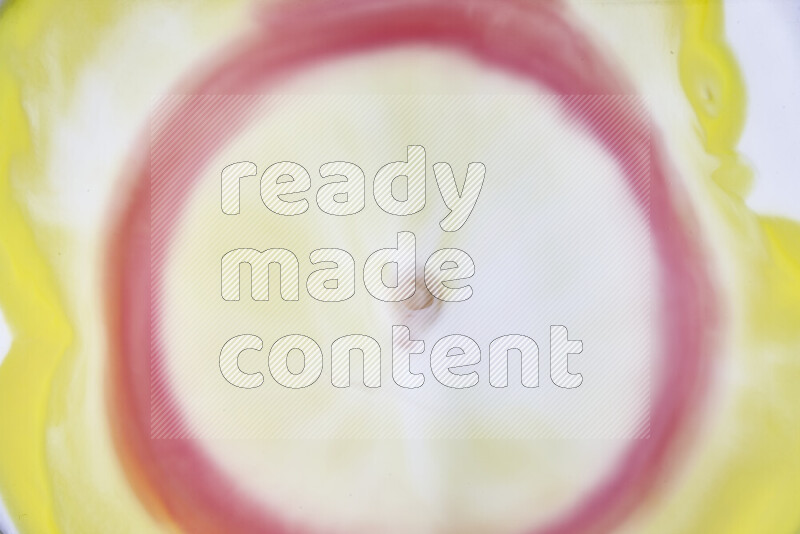 لقطة مقربة لأنماط دوامية باللون الأصفر والأحمر والأبيض