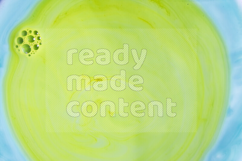 لقطة مقربة لأنماط دوامية بتدرجات اللون الأخضر