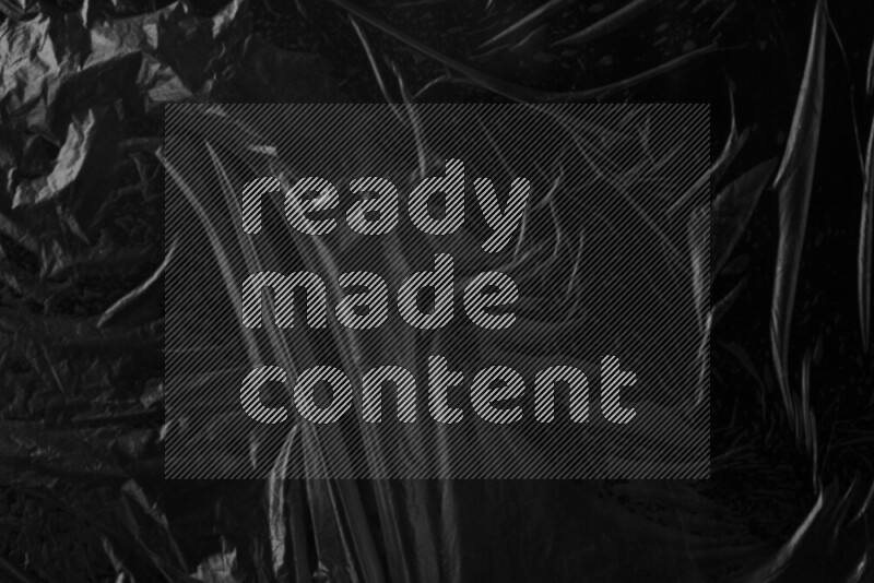 تظهر الصورة سطح من البلاستيك علي خلفية داكنة