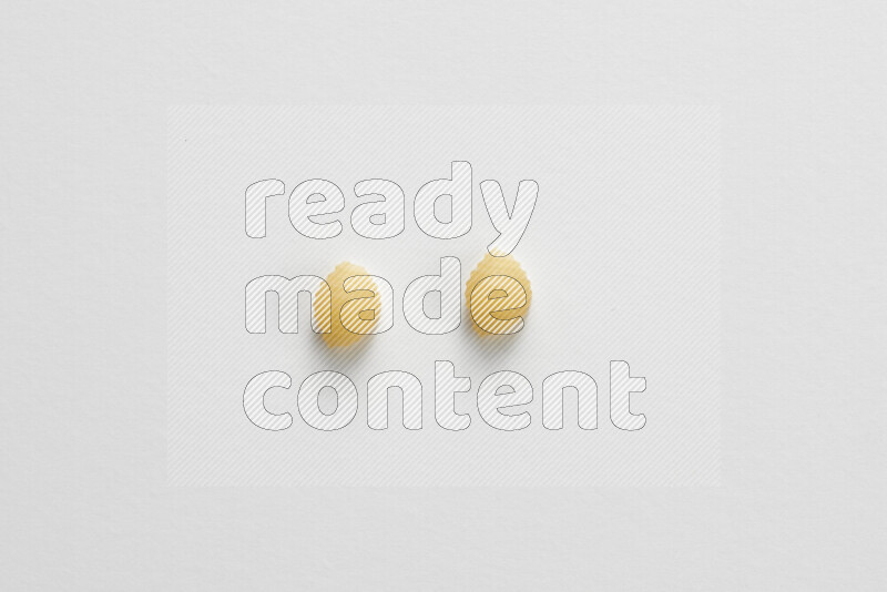 معكرونة ودعة علي خلفية بيضاء