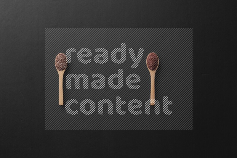 الفلفل الأسود وحبوب الخردل وحبة البركة وحب الرشاد والكمون و حبوب الكتان في معالق خشبية علي خلفية سوداء