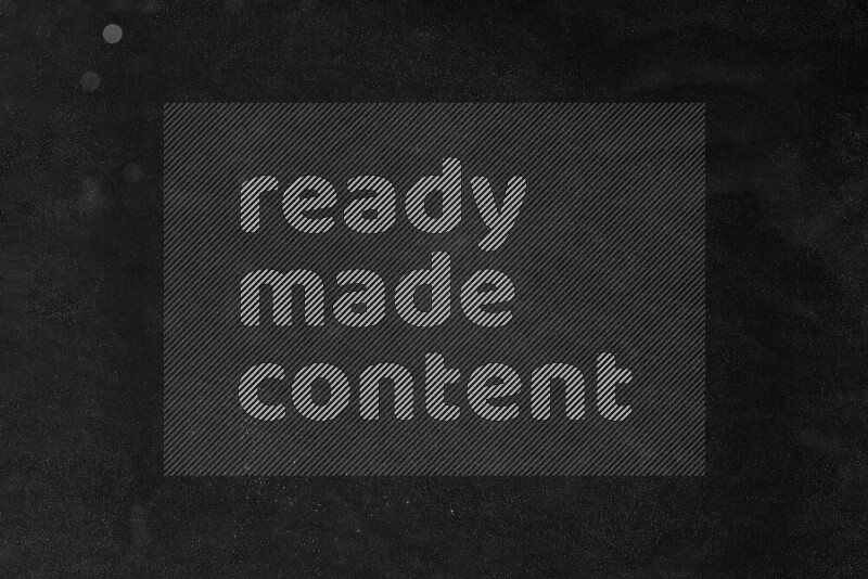 تظهر الصورة خدوش علي سطح من الزجاج علي خلفية داكنة