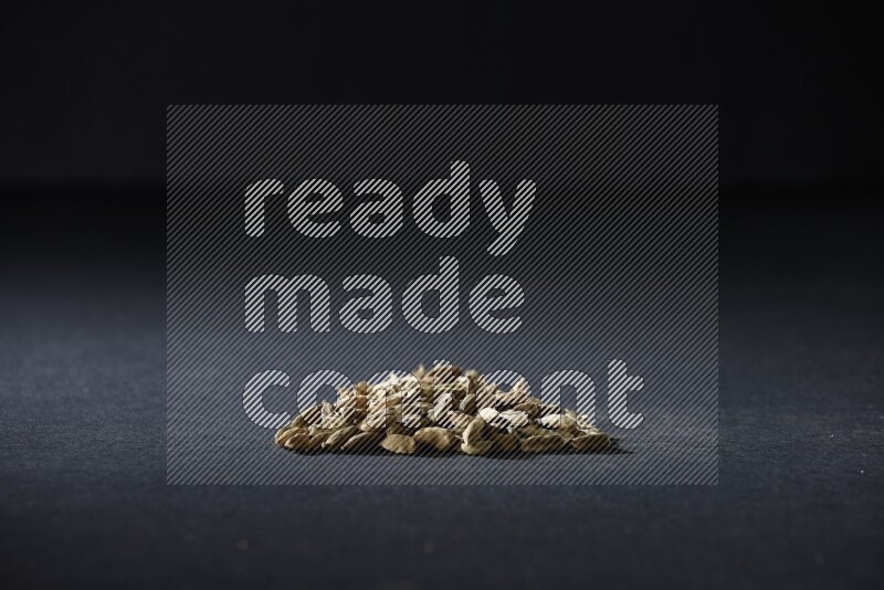 حبوب الهيل في شكل مثلث على خلفية سوداء