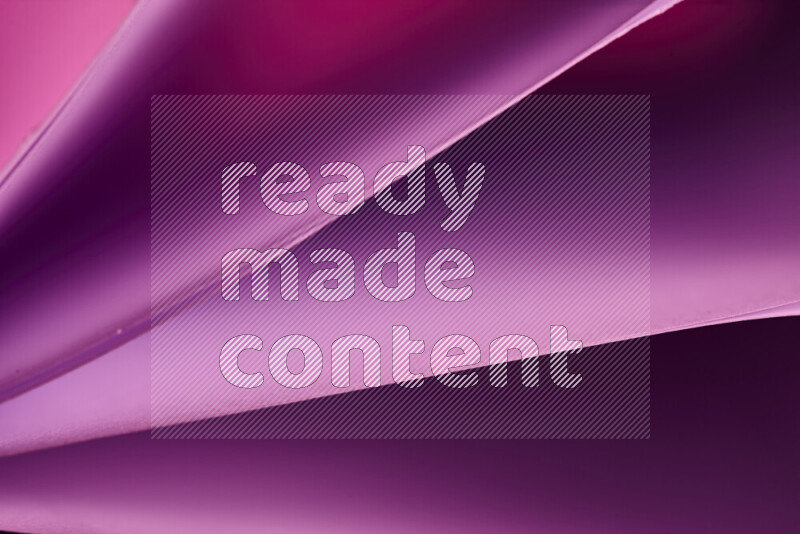 فن تجريدي يعرض منحنيات مع تدرجات الألوان الدافئة والباردة مكونه بضوء ملون