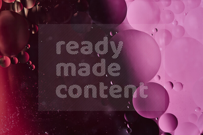 لقطات مقربة لفقاعات من الزيت على سطح الماء باللون الأحمر والوردي