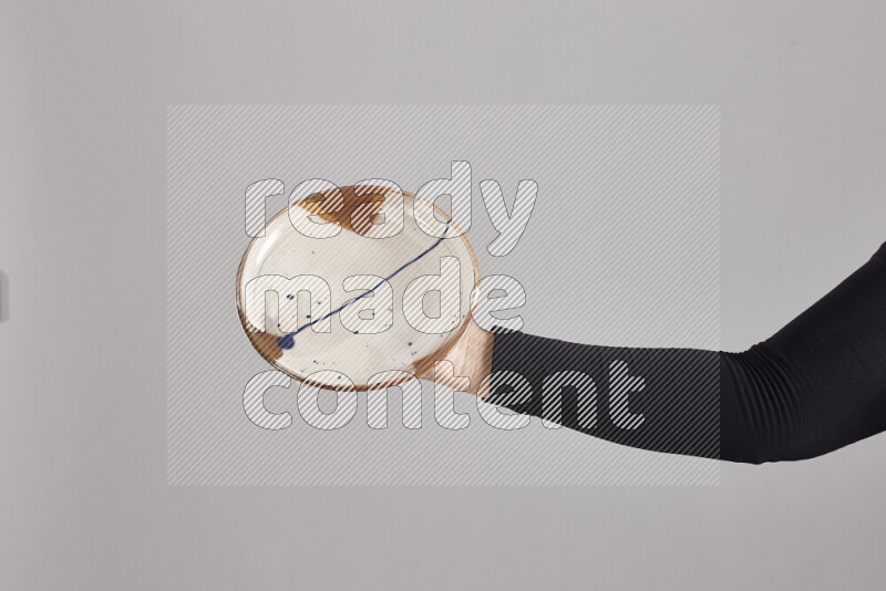 امرأة ترتدي عباءة سوداء تحمل أدوات فخارية مختلفة في أوضاع متعددة