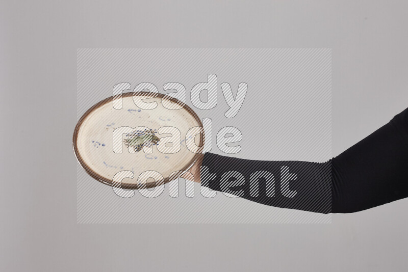 امرأة ترتدي عباءة سوداء تحمل أدوات فخارية مختلفة في أوضاع متعددة