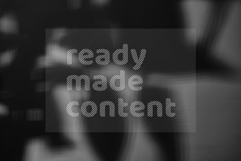 يظهر ضوء غوبو خافت ظلال أوراق نبات تسقط على سطح ناعم