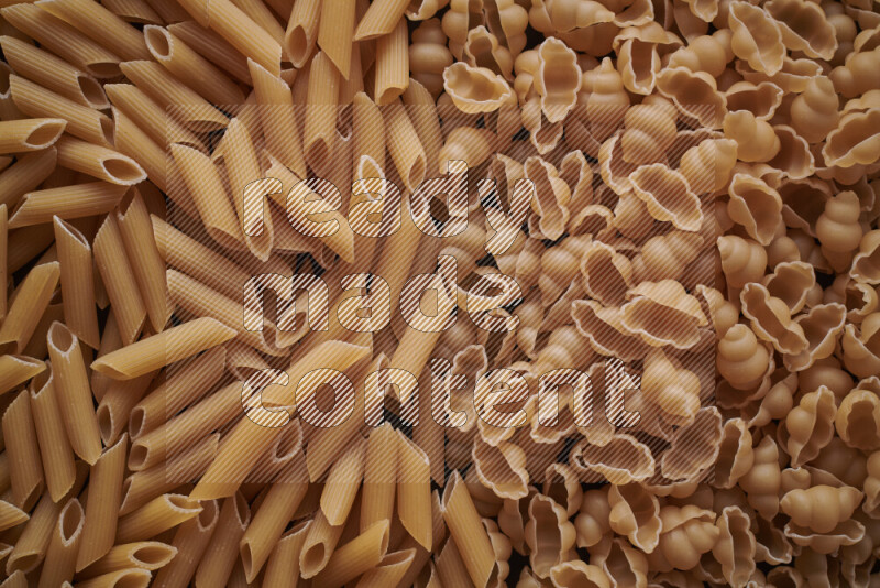 نوعين من المعكرونة علي الخلفية كاملة