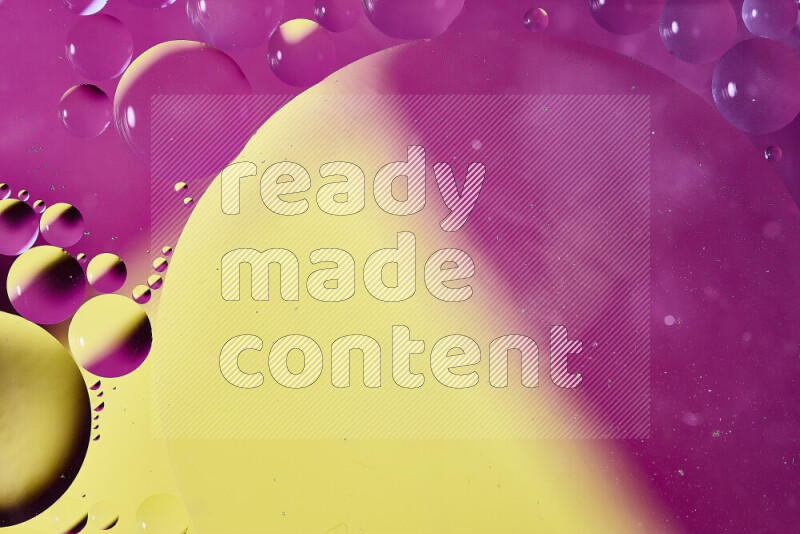 لقطات مقربة لفقاعات من الزيت على سطح الماء باللون الأصفر والوردي