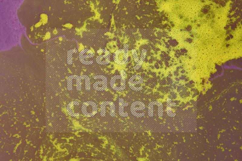 تظهر الصورة أشكال مختلفة من تداخلات اللون الأرجواني والأصفر