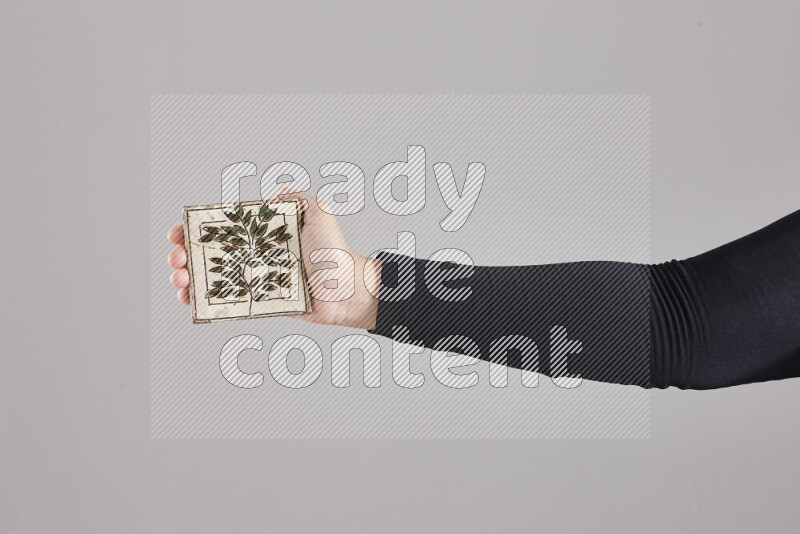 امرأة ترتدي عباءة سوداء تحمل أدوات فخارية مختلفة في أوضاع متعددة