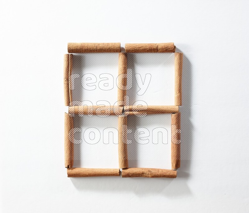 4 مربعات من أعواد القرفة فارغة علي خلفية بيضاء