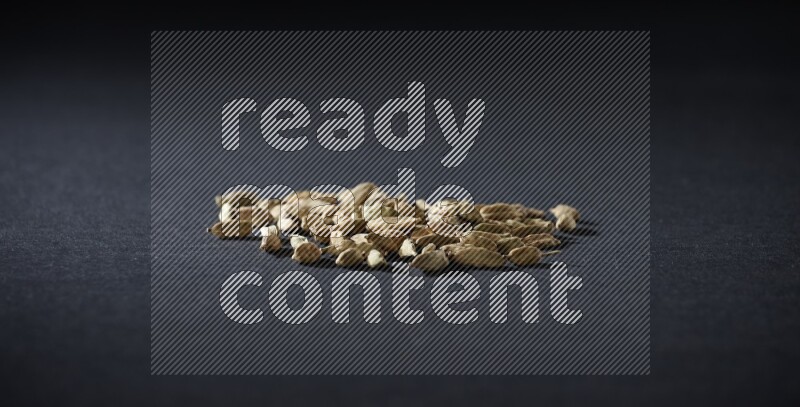 حبوب الهيل علي خلفية سوداء