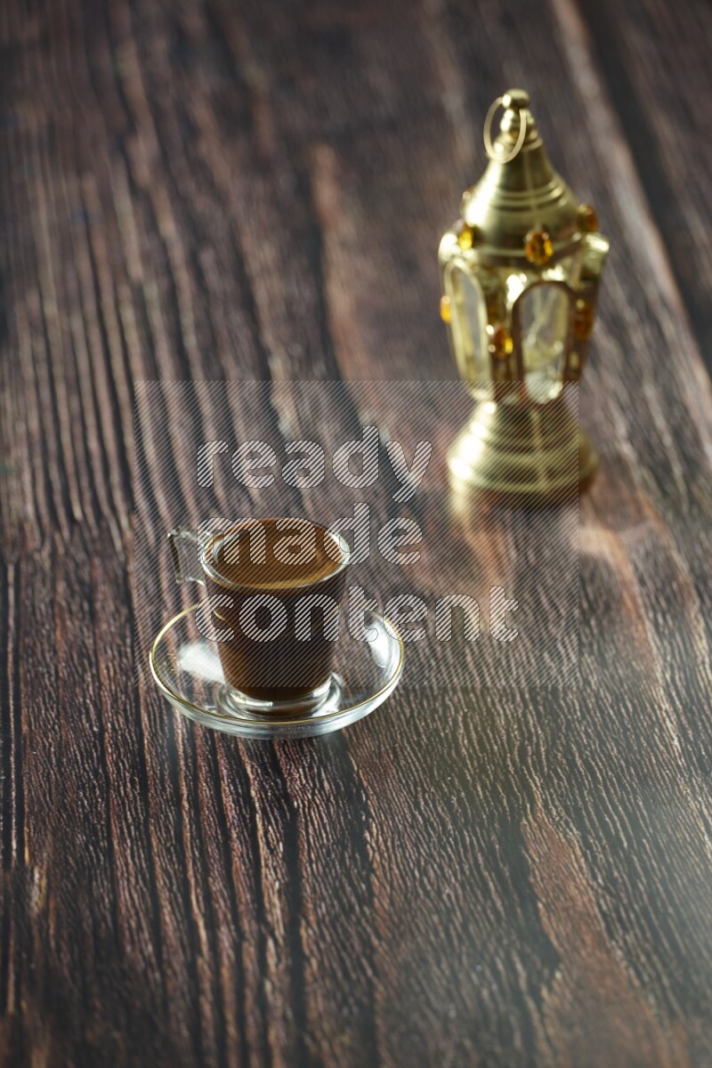 فانوس ذهبي مع مشروبات مختلفة وتمر ومكسرات وسبحة صلاة وقرآن على خلفية خشبية بنية