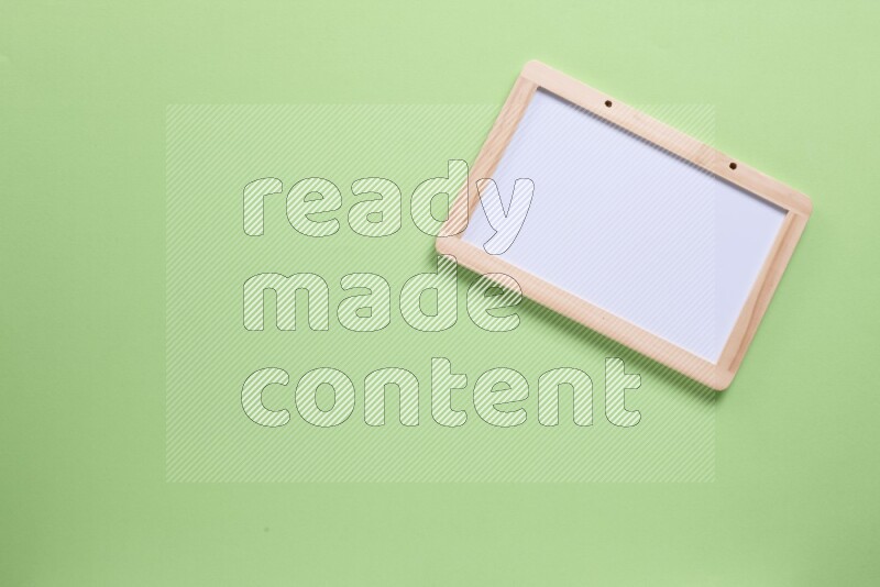 سبورة بيضاء علي خلفية خضراء