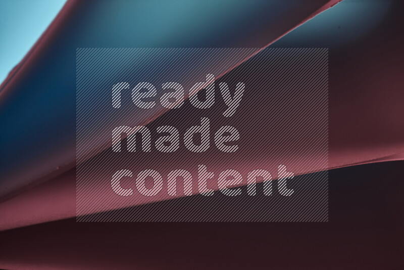 فن تجريدي يعرض منحنيات مع تدرجات الألوان الدافئة والباردة مكونه بضوء ملون