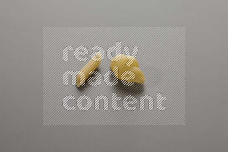 معكرونة فرن صغيرة مع أنواع أخري من المعكرونة علي خلفية رمادية