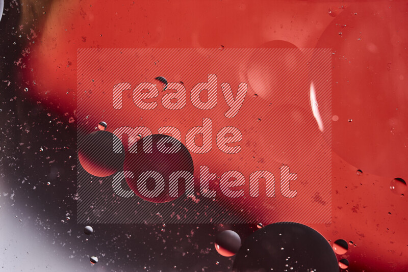 لقطات مقربة لفقاعات من الزيت على سطح الماء باللون الأسود والبرتقالي