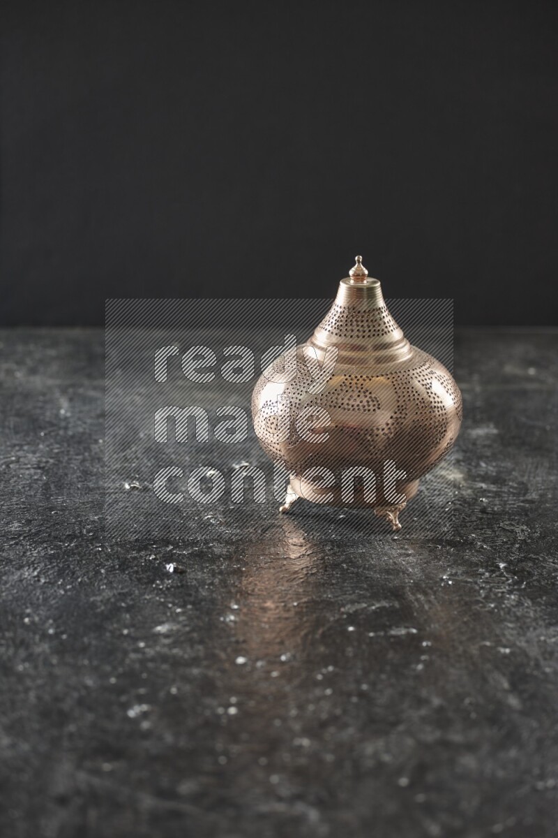 فانوس موضوع علي خلفية سوداء