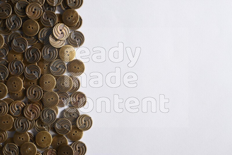 أزرار معدنية موضوعة علي خلفية رمادية