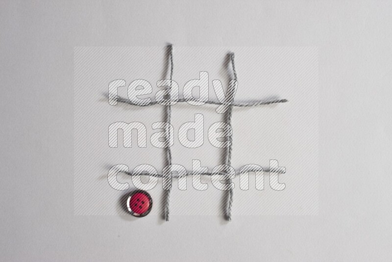 أزرار حمراء موضوعة علي خلفية رمادية