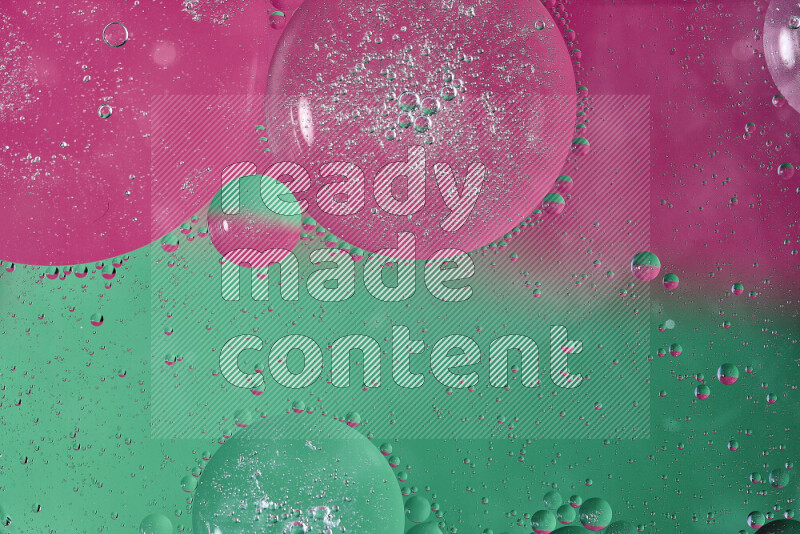 لقطات مقربة لفقاعات من الزيت على سطح الماء باللون الأخضر والوردي