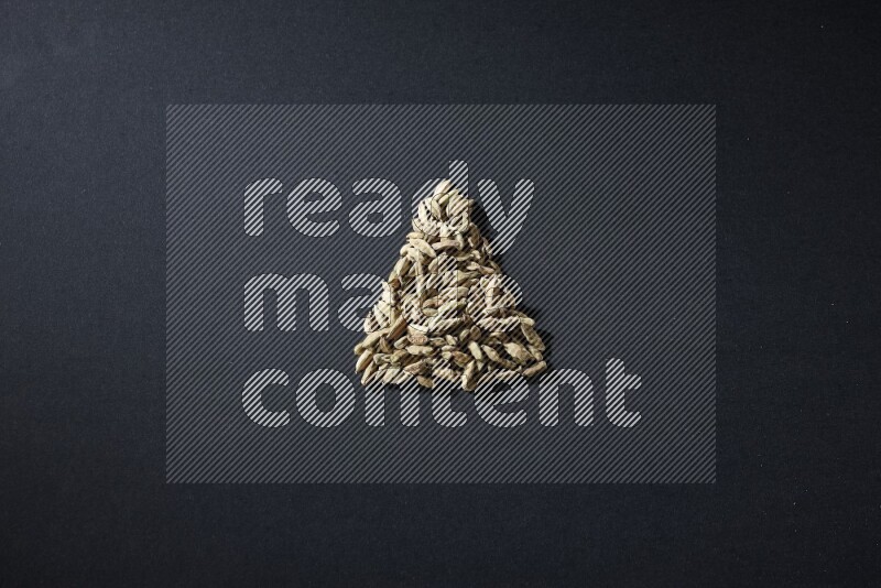 حبوب الهيل في شكل مثلث على خلفية سوداء