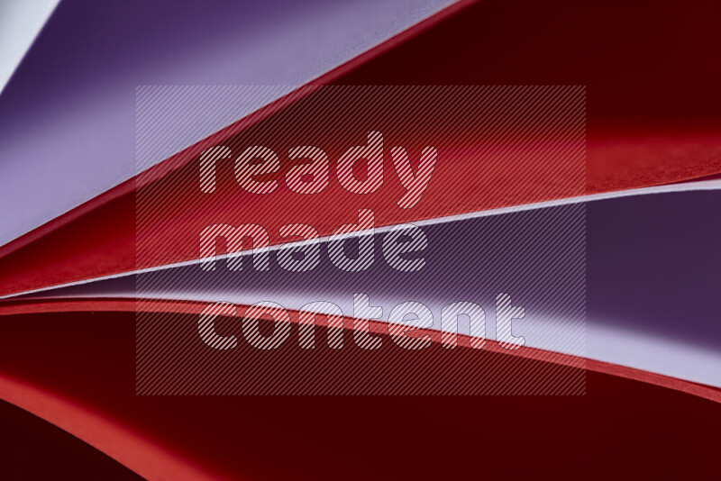 فن تجريدي يعرض المنحنيات المرتبة للأوراق باللون الارجواني والأحمر