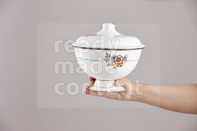 امرأة تحمل بيديها أدوات معدنية مختلفة في أوضاع متعددة