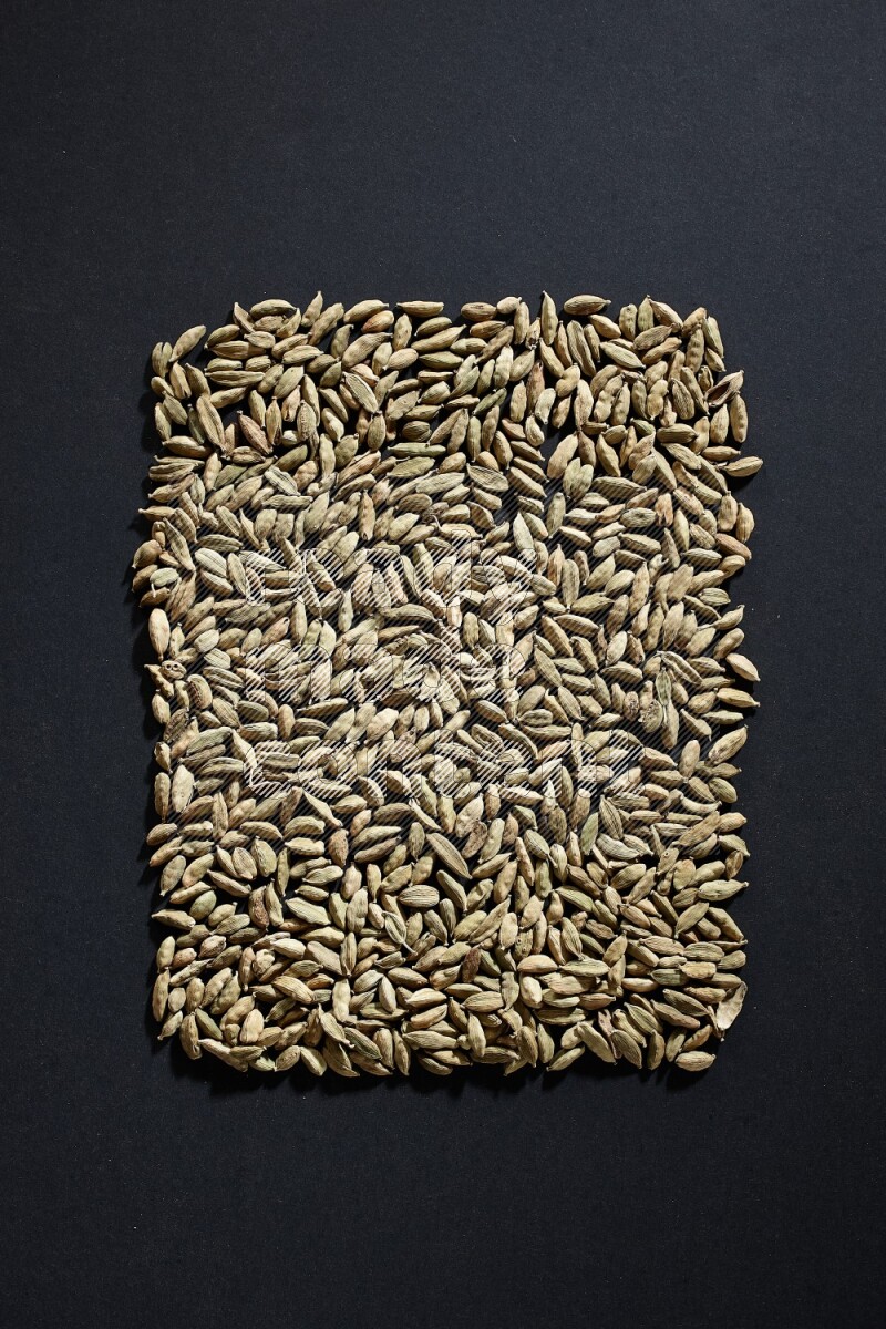 حبوب الهيل على شكل مستطيل على خلفية سوداء