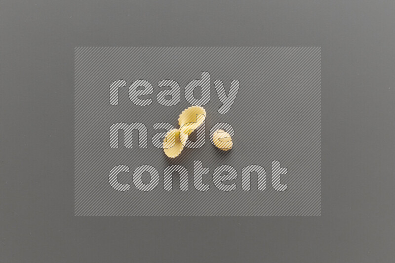 معكرونة فيونكة مع أنواع أخري من المعكرونة علي خلفية رمادية