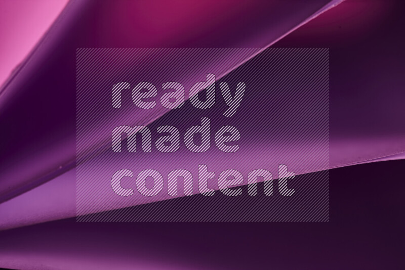 فن تجريدي يعرض منحنيات مع تدرجات الألوان الدافئة والباردة مكونه بضوء ملون